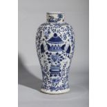 Vase balustre en porcelaine blanche décoré en bleu cobalt sous couverte de deux porteurs d'un vase