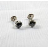 Paire de boucles d'oreilles or blanc centrée par deux importants diamants noirs pour 1,80c env