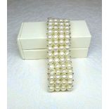 Un bracelet 4 rangs en perles de culture naturelles 6 mm montées sur élastique et agrémentés de