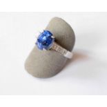 Bague or blanc soutenant un saphir ovale NATUREL Ceylan bleu roy pesant 3,88 c. monture rehaussée de