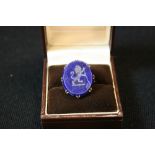 SEAL RING - a Victorian lapis lazuli seal ring inset with a carved rearing lion set in a yellow