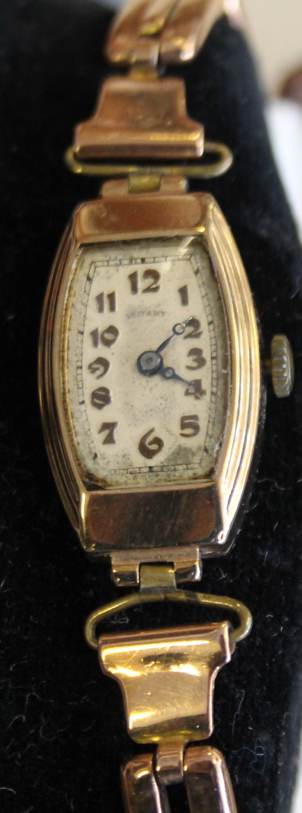 LADIES WATCH - a 9ct ladies Rotary mechanical watch with expander bracelet. Sold in original box.