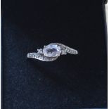 18CT WHITE GOLD DIAMOND RING - oval cut diamond (approx 0.