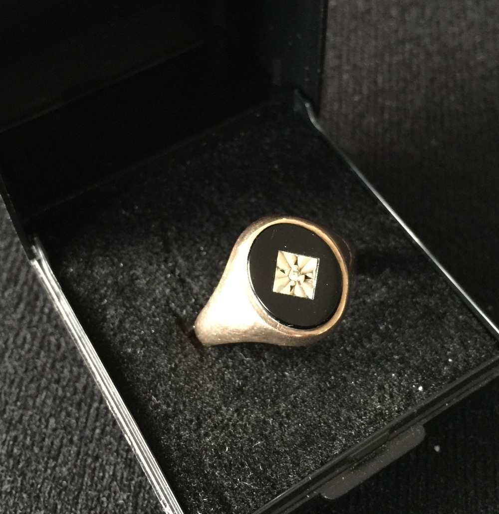 9ct GOLD SIGNET RING - weighs 4.