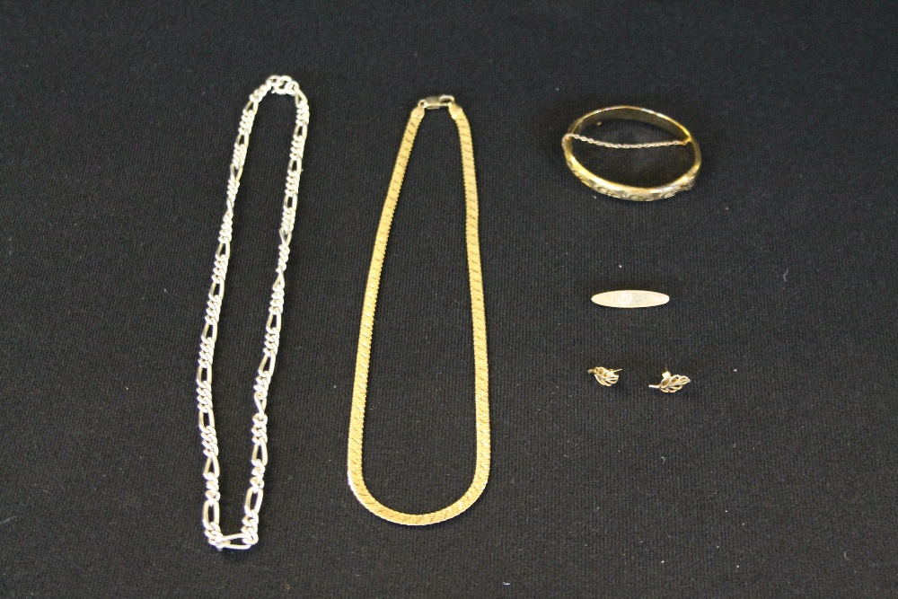 GOLD JEWELLERY - assorted collection of 9ct gold jewellery to include a necklace,