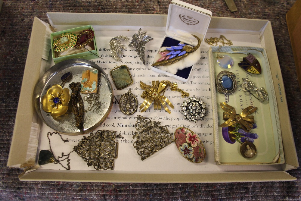 BROOCHES - a collection of vintage costume jewellry brooches to include coloured enamel,