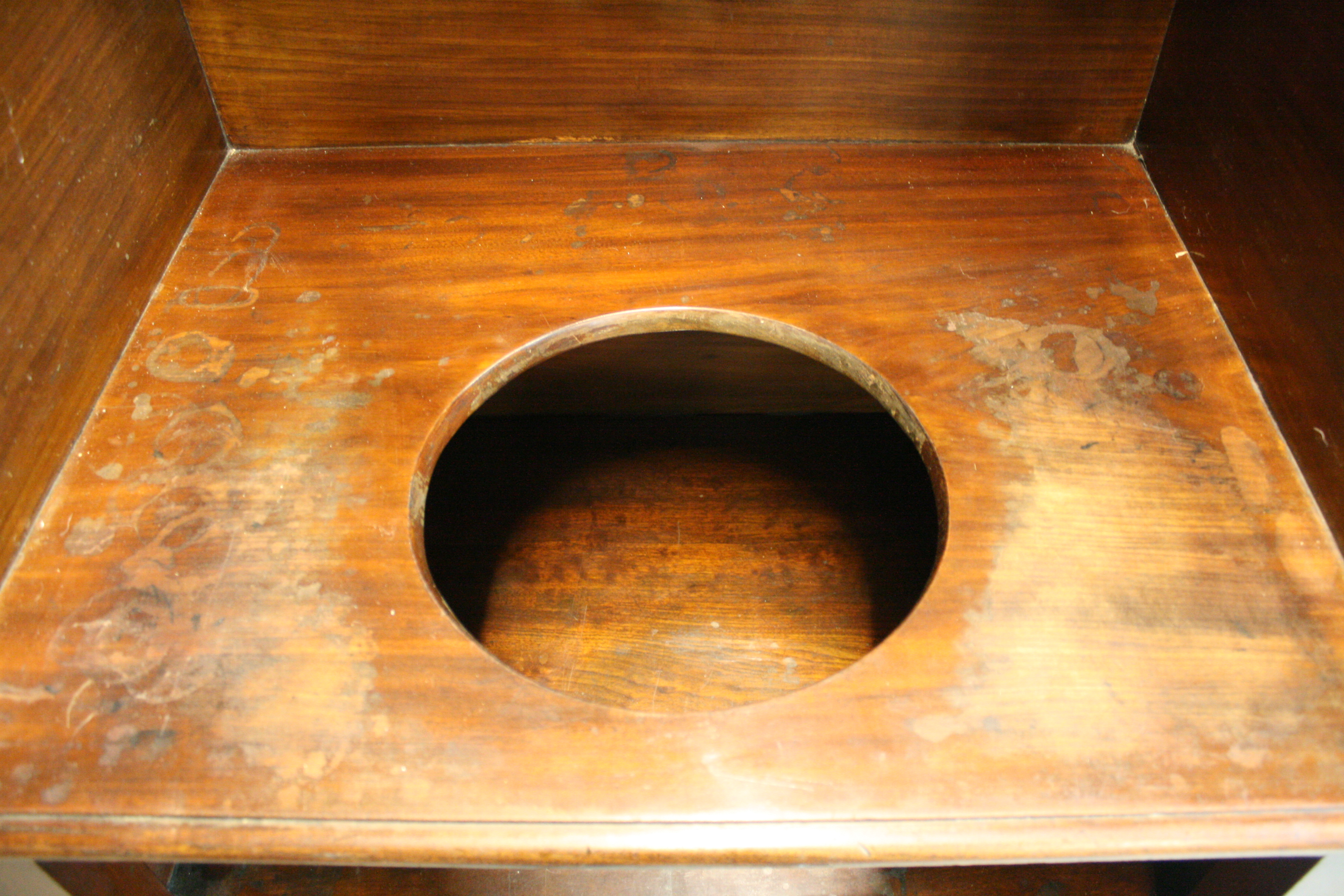 GEORGE IV WASH STAND - a George IV mahogany wash stand measuring 123.5x75x57cm. - Image 2 of 3