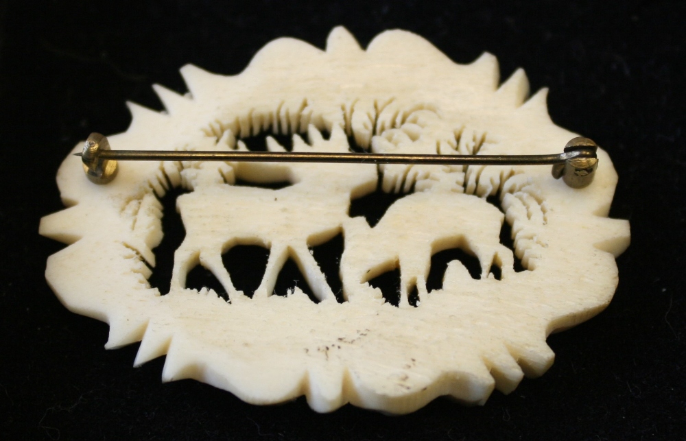 DEER BROOCH - a vintage carved bone brooch depicting a stag and fawn within leafy foliage. - Image 2 of 2