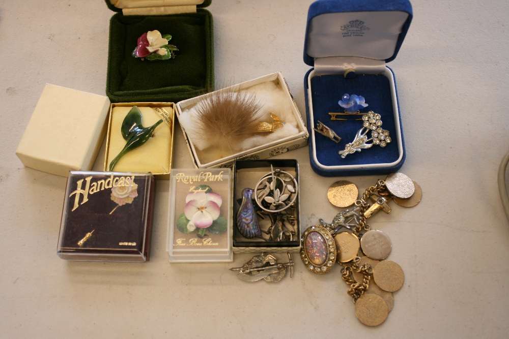 COSTUME JEWELLERY - a collection of costume jewellery to include a Jade bird flying brooch,