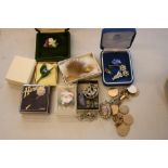 COSTUME JEWELLERY - a collection of costume jewellery to include a Jade bird flying brooch,