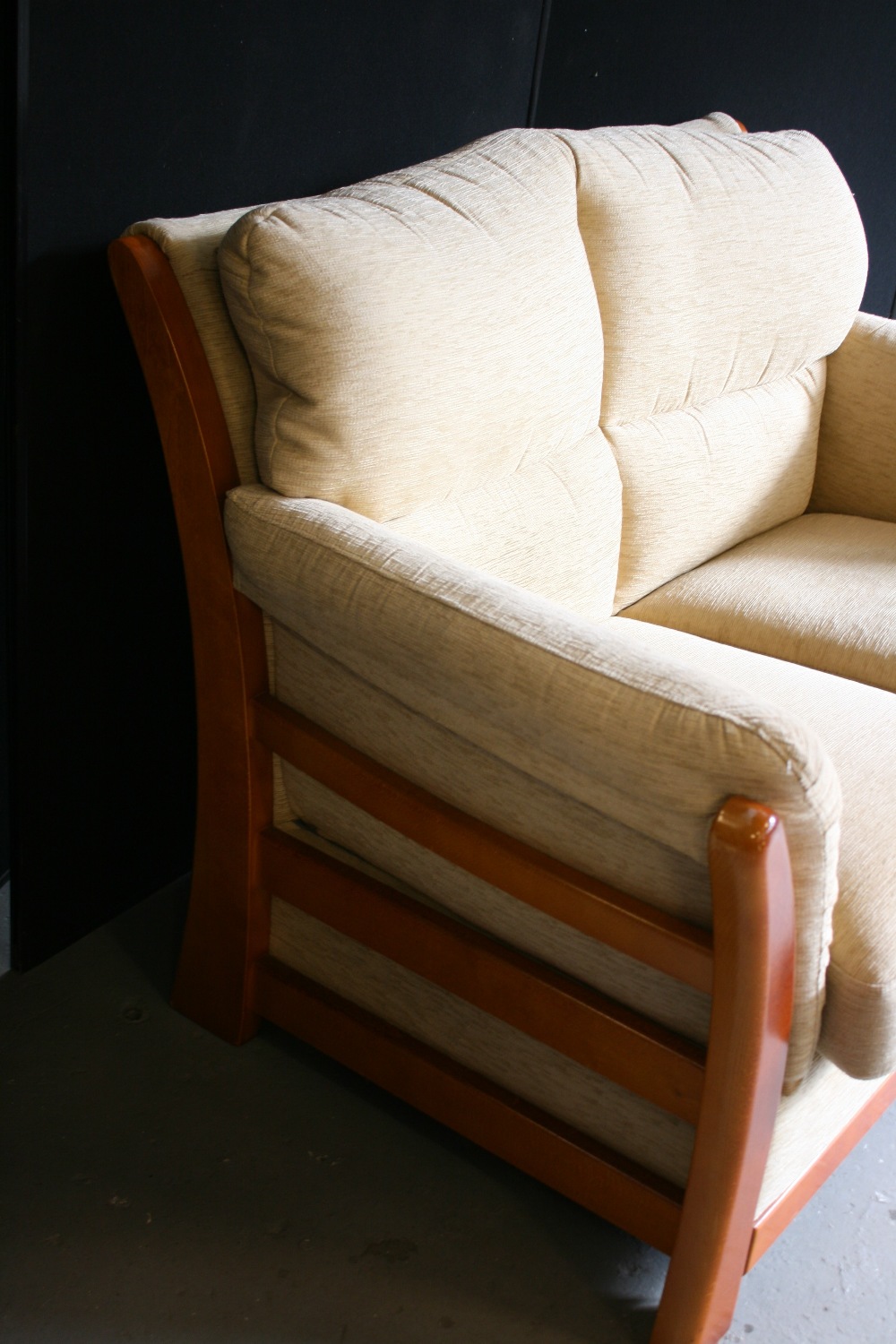 LOVE SEAT SOFA - a cream upholstered love seat sofa. - Image 3 of 3