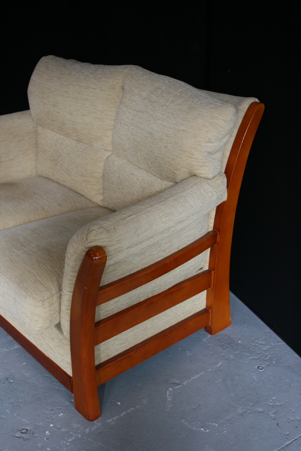 LOVE SEAT SOFA - a cream upholstered love seat sofa. - Image 2 of 3