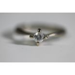 DIAMOND SOLITAIRE RING - nicely designed and presented brilliant cut diamond (0.
