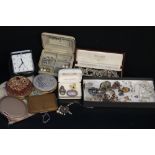 VINTAGE JEWELLERY & COMPACTS - 4 vintage compacts, a sterling silver brooch,