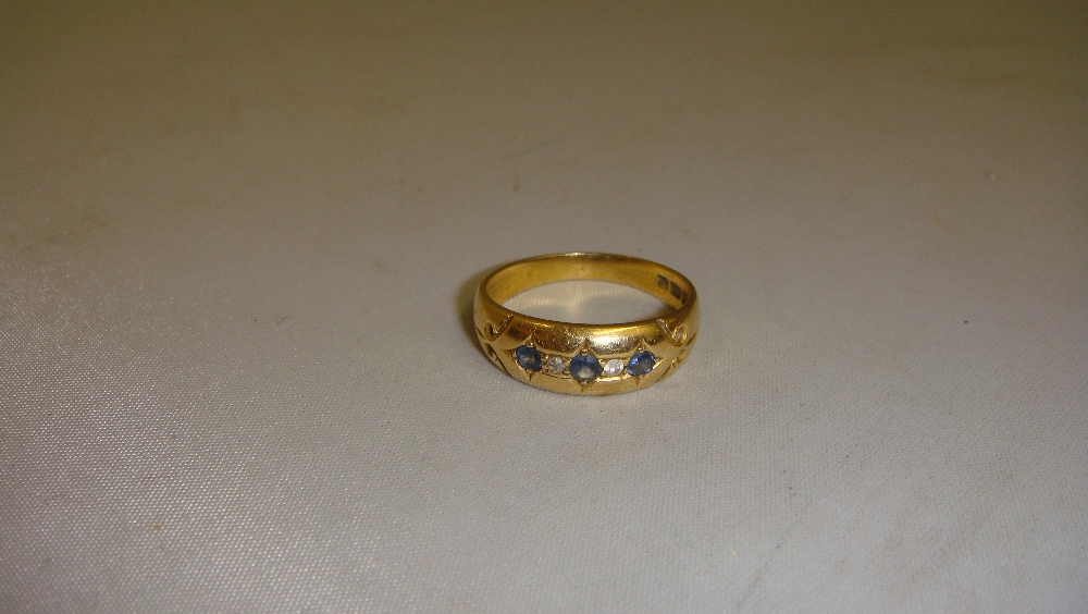 18 ct gold ring set with 3 light saphirres and two diamonds 56 m 4 g