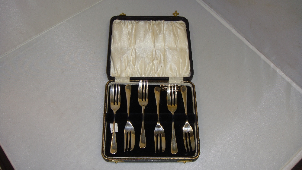 Set of six silver forks Sheffield 1934 by Viners 99 g in presentation case