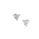 PAIO DI ORECCHINI IN ORO BIANCO E DIAMANTI  ciascuno con diamante triangolare di 0.80 ct circa,
