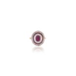 ANELLO IN ORO ROSA, ORO BIANCO, RUBINI E DIAMANTI di forma ovale al centro un rubino di 2.10  ct