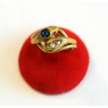 ANELLO IN ORO GIALLO , DIAMANTE E ZAFFIROrealizzato a contrariè, con finali a teste di serpente,