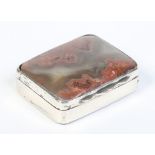 An early 20th century silver and moss agate snuff box. Partial hallmarks, 4.5cm wide.