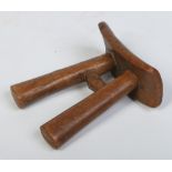 An African carved hardwood head rest. Raised on two splay supports with cross stretcher, 14.5cm.