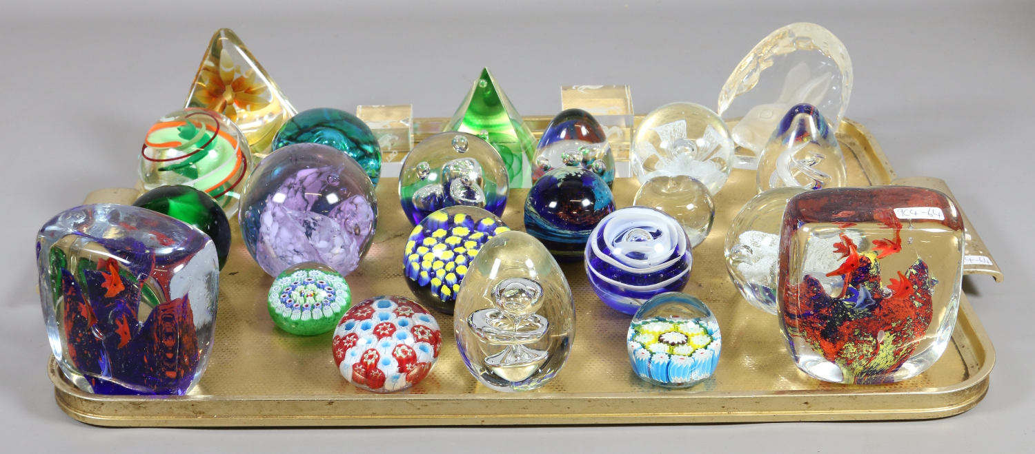 A tray lot of decorative glass paperweights to include aquarium examples, John Deacons etc.