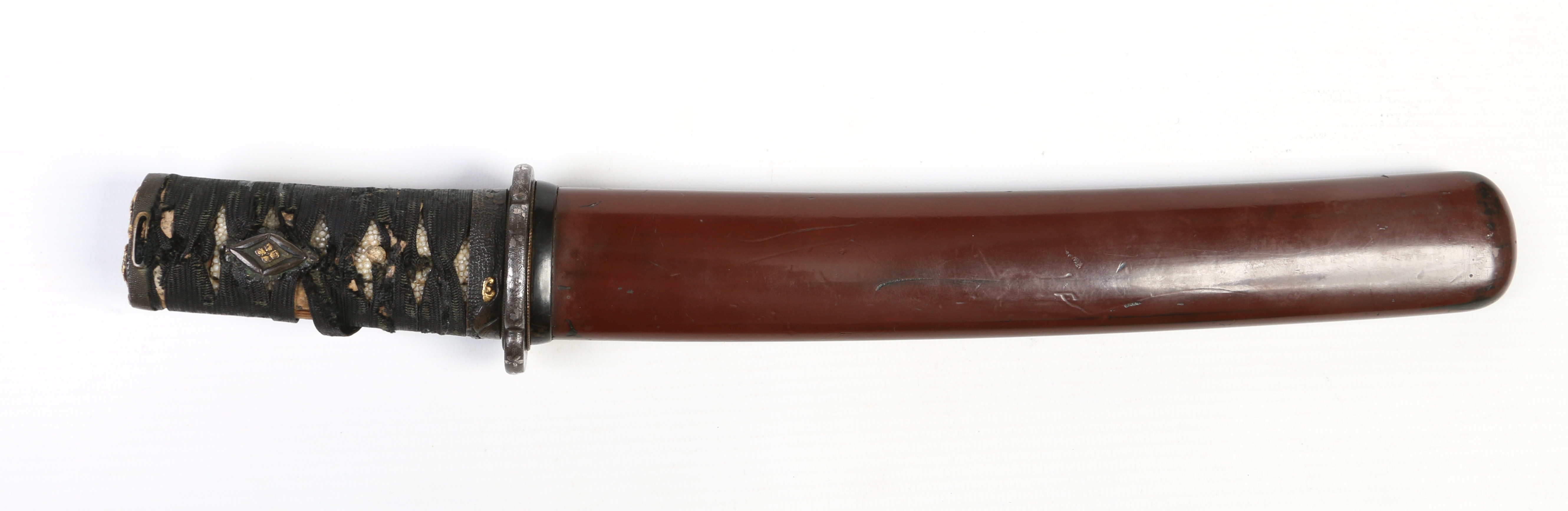 A Japanese Edo period tanto dagger in lacquered sheath. - Image 2 of 12