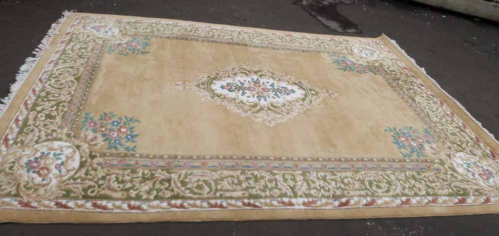Indian carpet 12' x 9'. Condition report: see terms and conditions