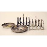 Pair of silver toast racks and two silver dishes 140g gross. Condition report: see terms and