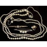 Single strand graduated pearl necklace, possibly natural pearls, on a French pearl and rose