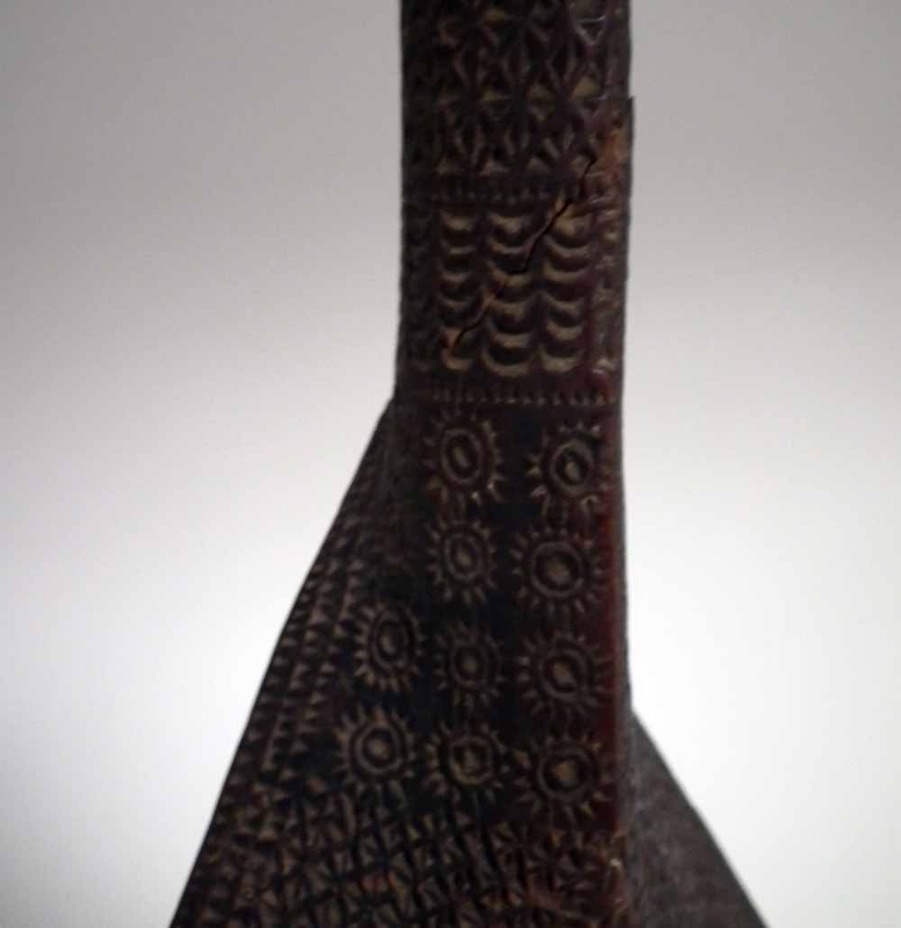 Polynesian Austral Islands paddle, with finely chip carved blade, shaft, the pommel carved with - Image 4 of 11