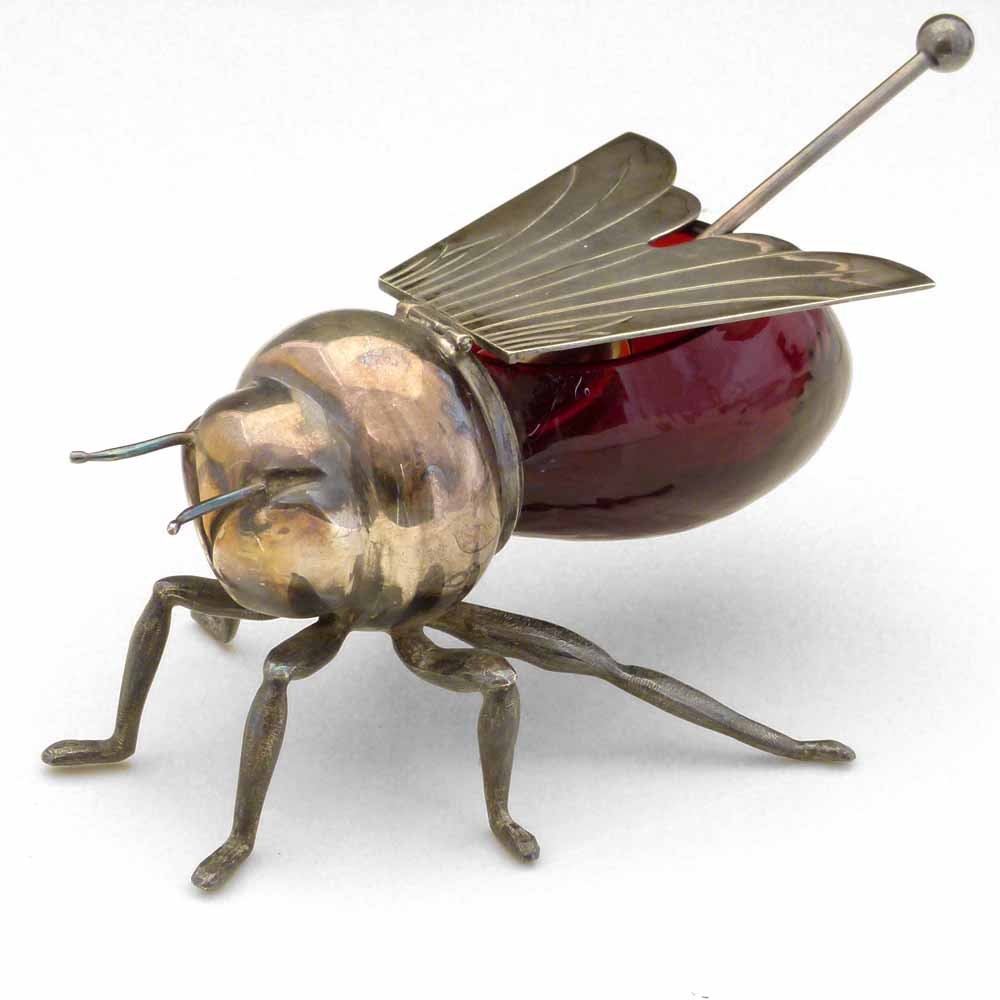 Mappin and Webb plate bee honey pot with a ruby glass body, length 16cm Condition report: Glass body