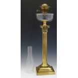 Victorian brass Corinthian column table oil lamp with colourless glass reservoir, height to