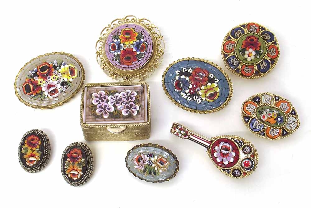 Collection of micro mosaic brooches and a box. Condition report: see terms and conditions