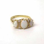 18ct gold ring set with three opels. Condition report: see terms and conditions