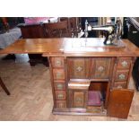 Luxury Singer sewing machine No. 66 in walnut veneered cabinet. Condition report: see terms and