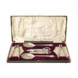 EPNS boxed set containing a pair of berry spoons, grape scissors and Knoz crackers. Condition