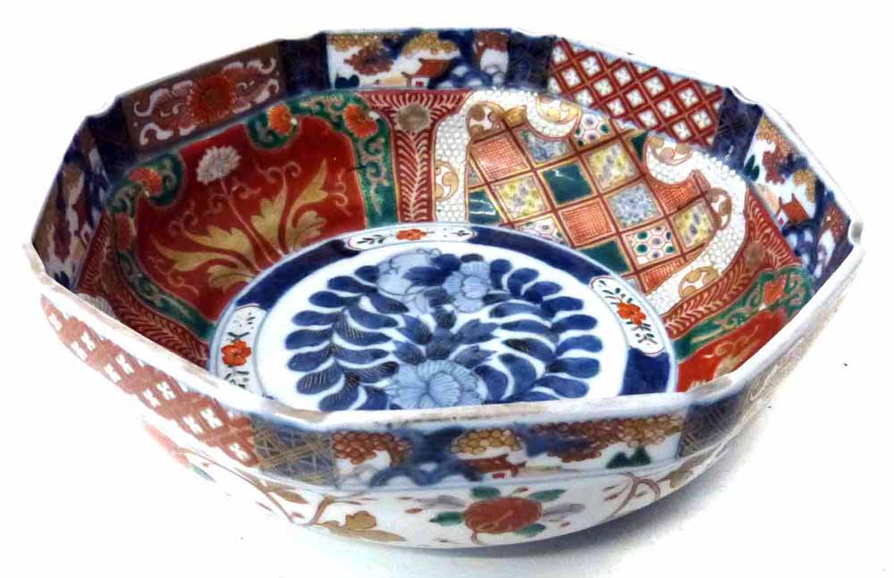 Imari octagonal bowl, Meiji period. Condition report: see terms and conditions