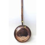 Copper warming pan with turned handle. Condition report: see terms and conditions