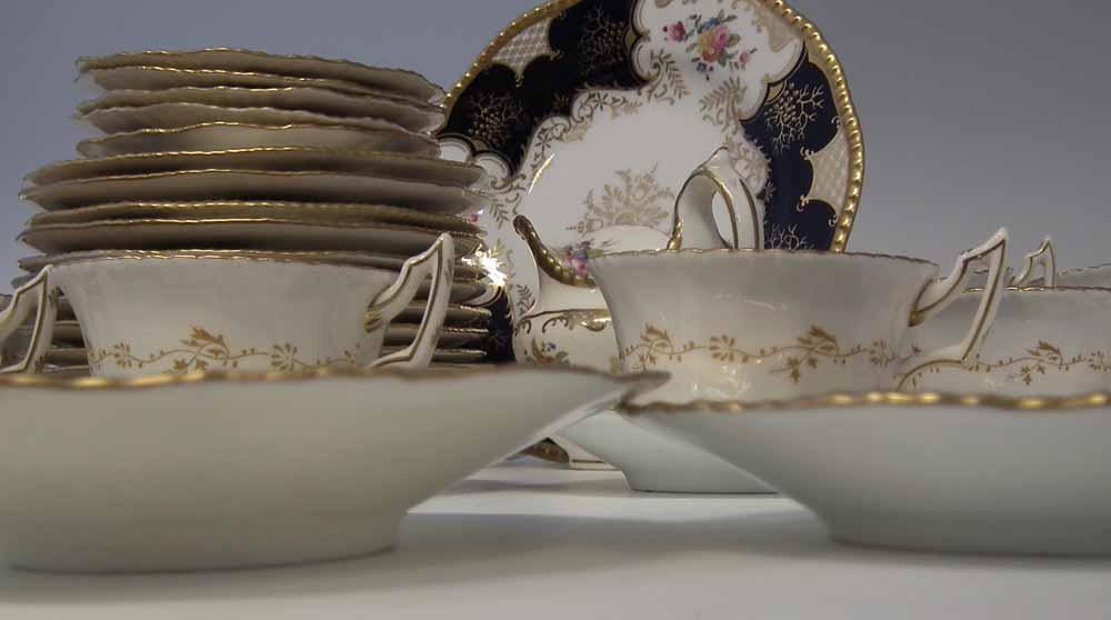 Coalport 'Batwing' teaservice, to include one 15cm plate, twelve cups, eight flat profile saucers - Image 5 of 6