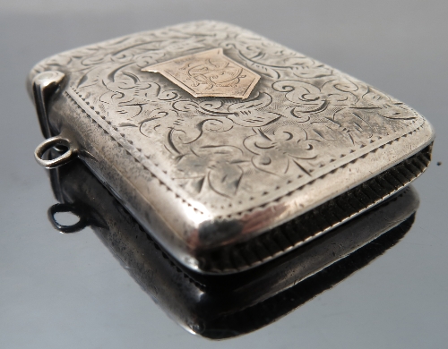 A silver and 9ct gold vesta case, Birmingham 1903, engraved with leaf scrolls, - Image 3 of 4