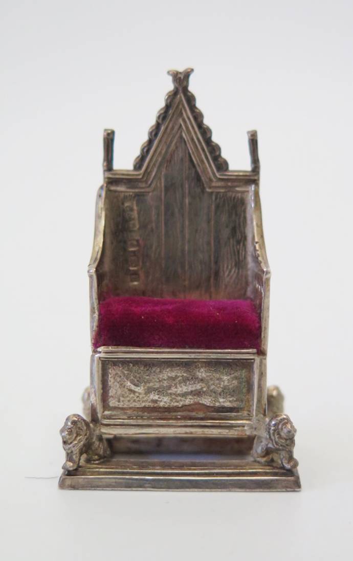 An Edward VII Silver Pin Cushion in the form of a throne, Birmingham 1901, Levi & Salaman, 5cm - Image 2 of 2