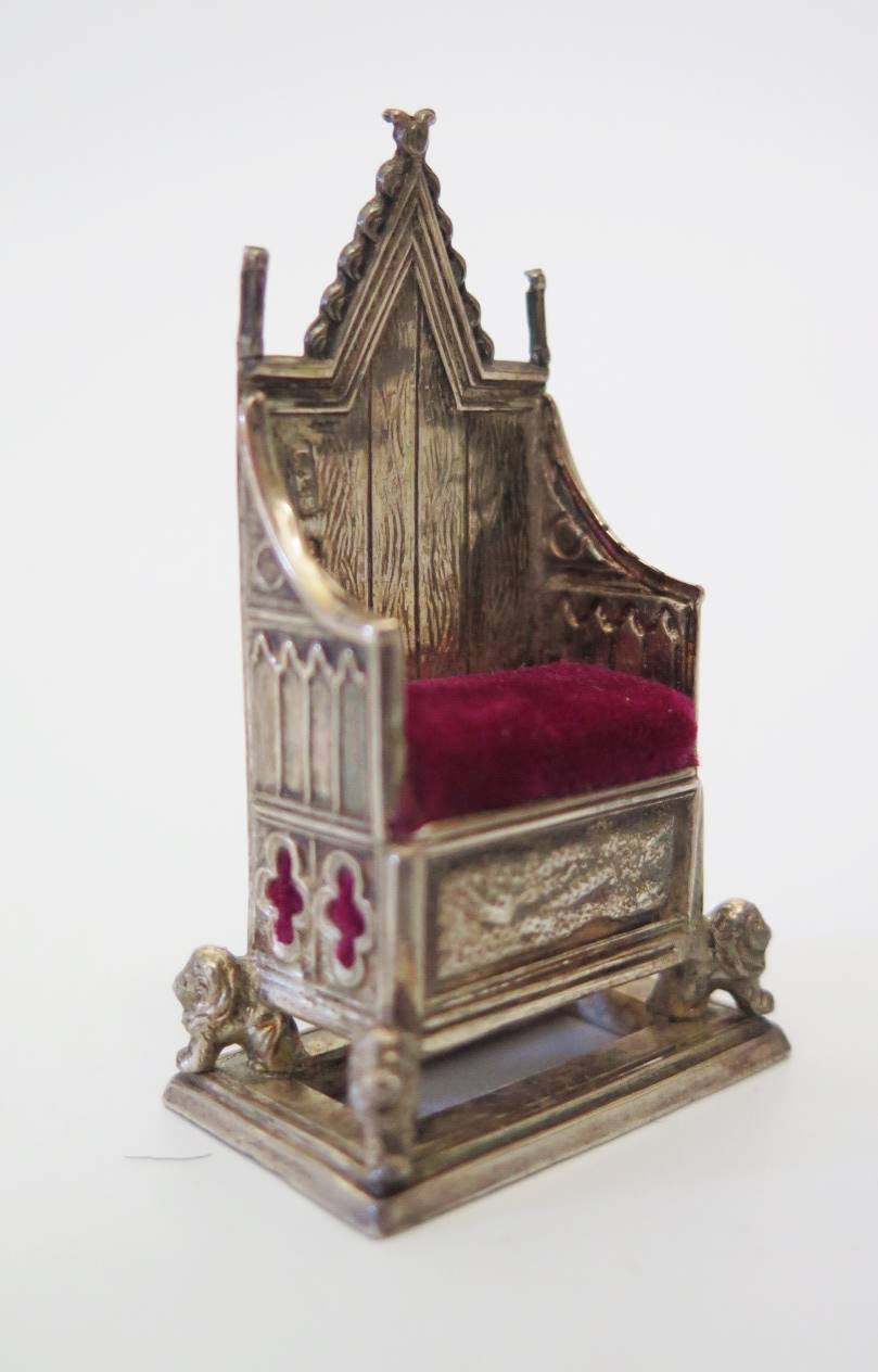 An Edward VII Silver Pin Cushion in the form of a throne, Birmingham 1901, Levi & Salaman, 5cm