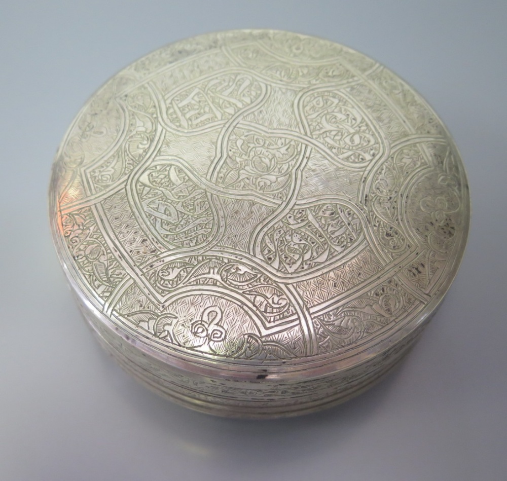 An Egyptian Silver Box (1906-1946) with chased decoration, 11 cm diam., 214g - Image 3 of 3