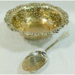 An Edwardian bon bon dish with formal pierced and cast decoration, Birmingham 1903, 15cm diameter,