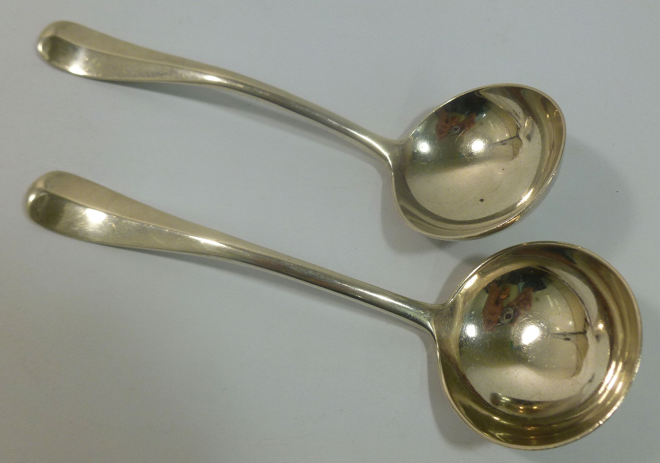 A pair of George V Hanovarian rat tail pattern silver saucer ladles, London 1926, 15.