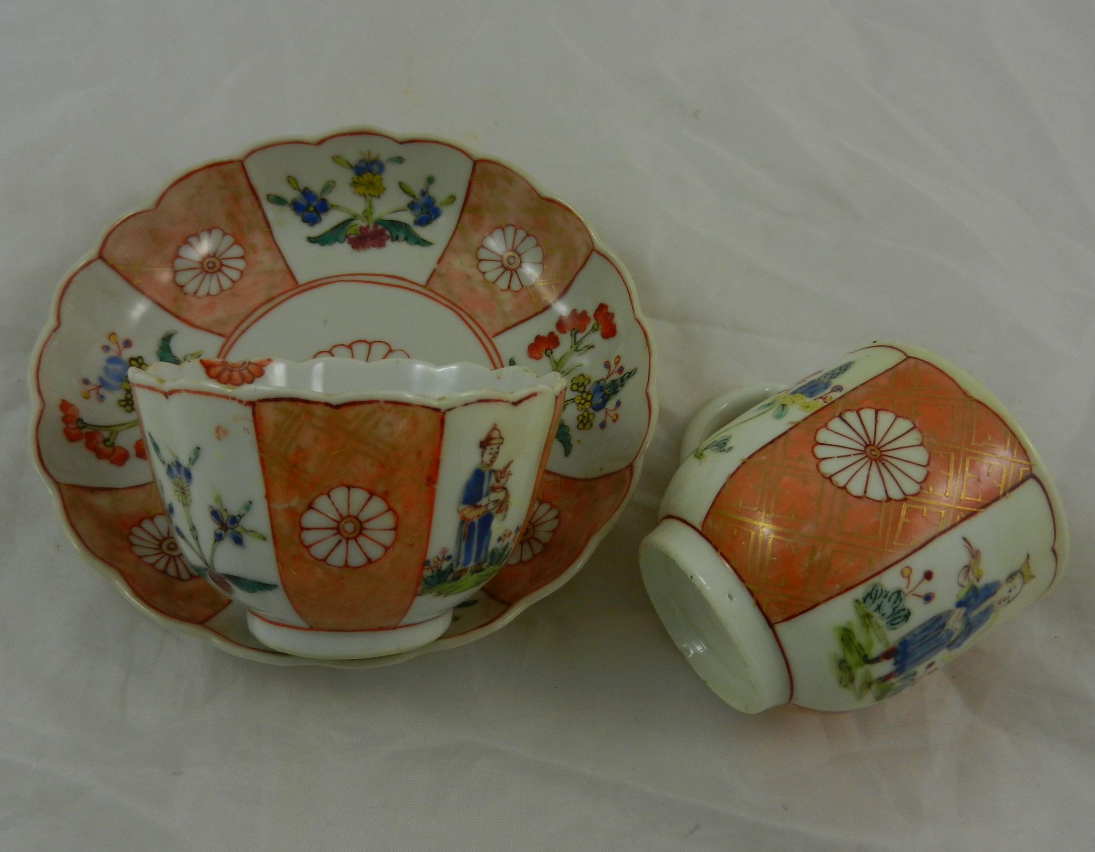 A Chinese export Qianlong famillè rose porcelain trio, the cup 5.8cm high, the bowl 7. - Image 10 of 12