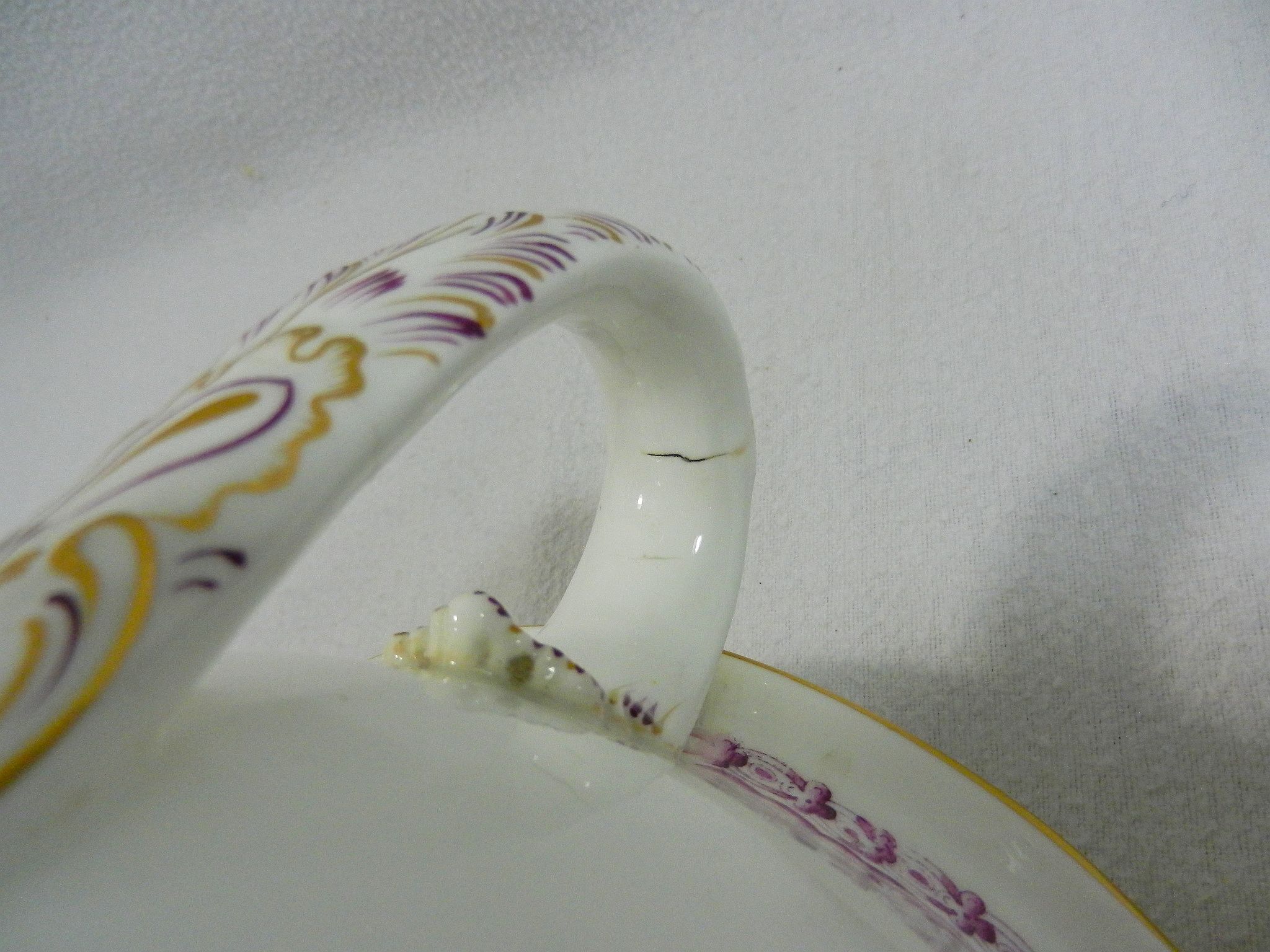 A 19th century porcelain chamber pot with printed and painted decoration of floral sprays and - Image 7 of 9