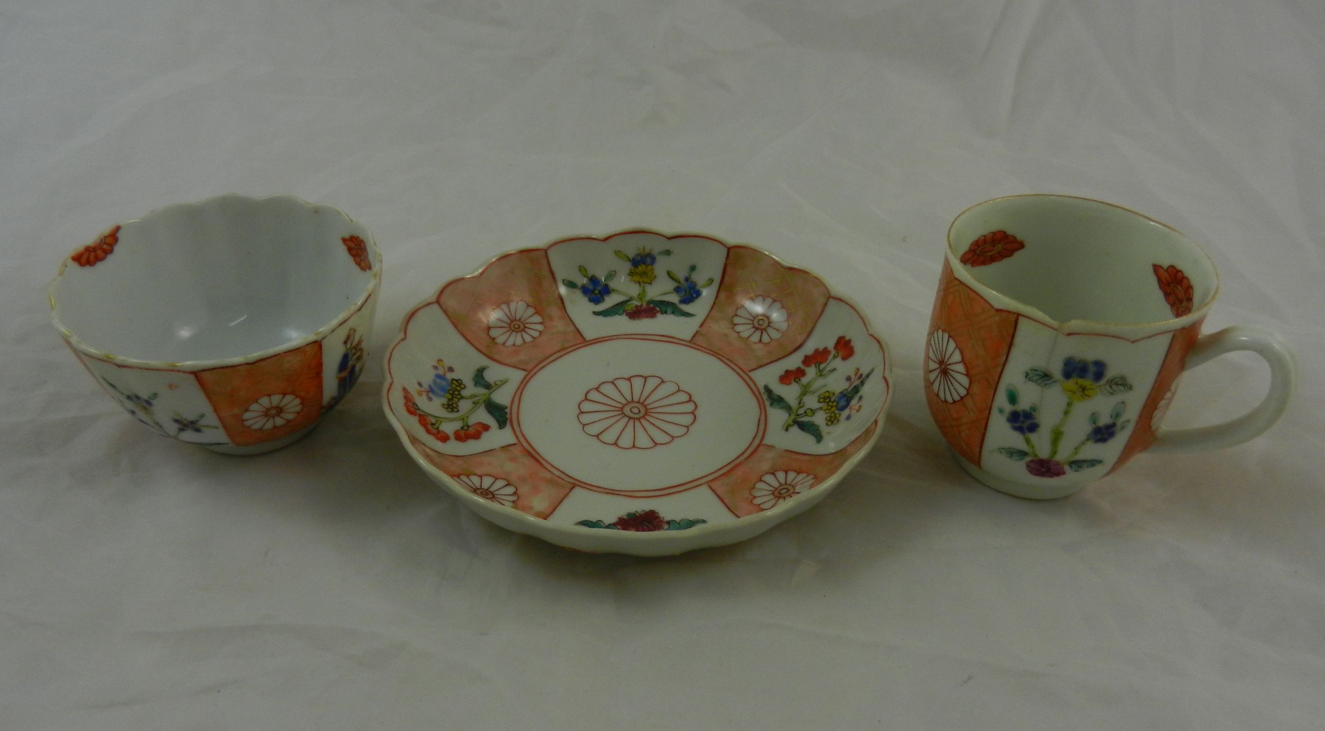 A Chinese export Qianlong famillè rose porcelain trio, the cup 5.8cm high, the bowl 7.