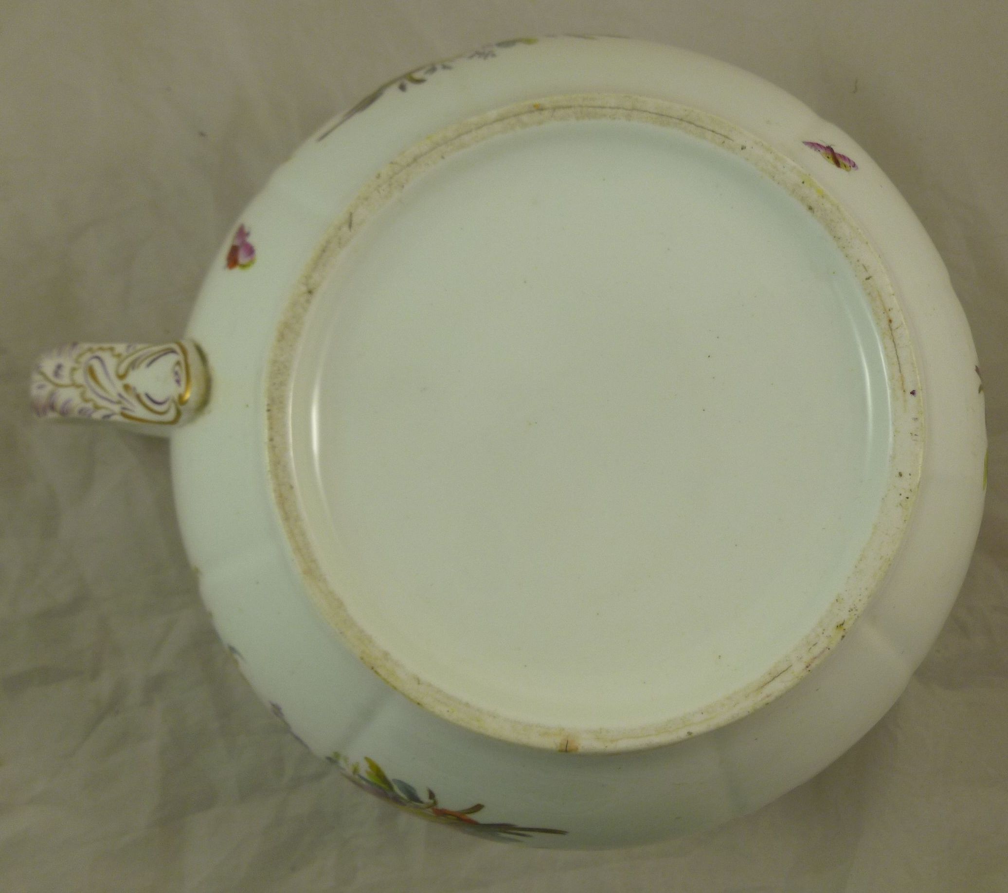 A 19th century porcelain chamber pot with printed and painted decoration of floral sprays and - Image 4 of 9